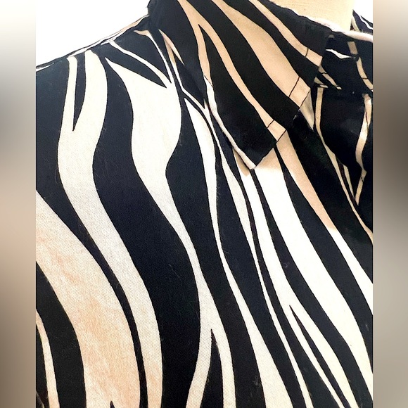 Black and White Wavy Patterned Button Down Shirt - Picture 3 of 4